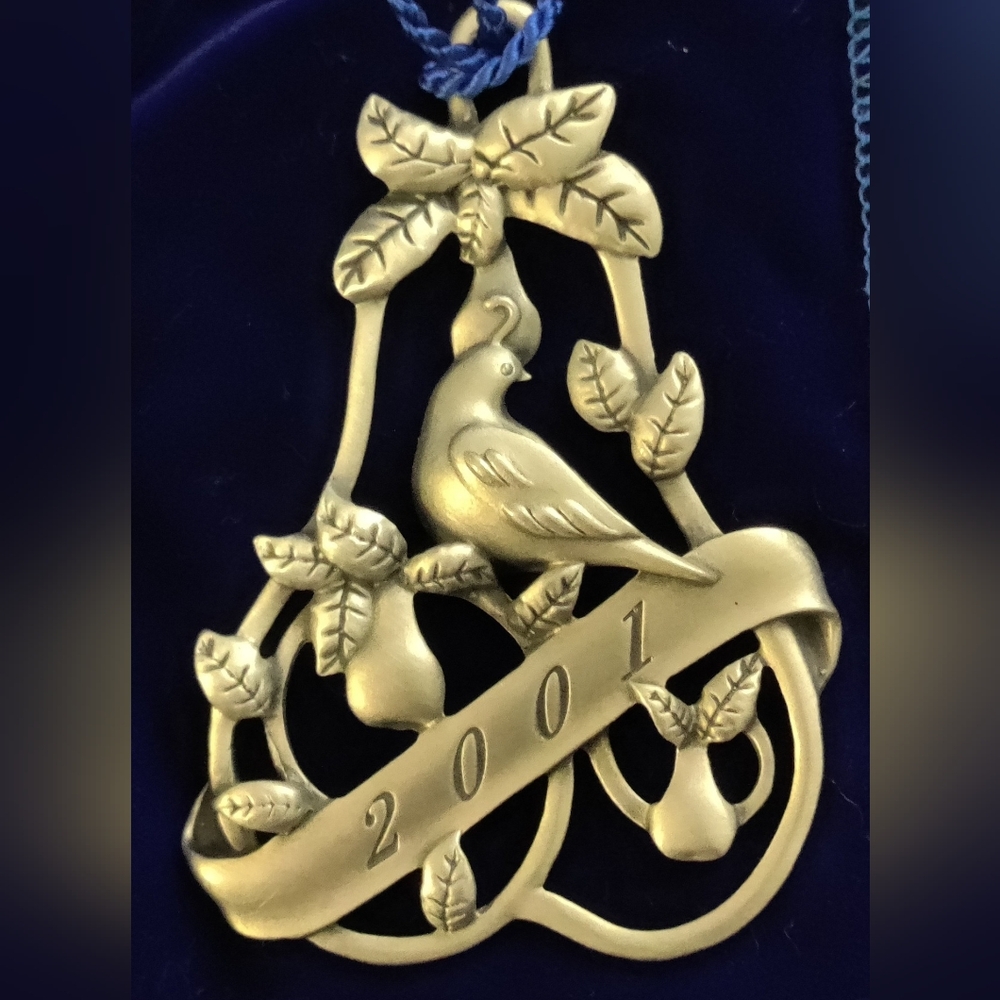 2001 Avon Annual Collectors Christmas Ornament